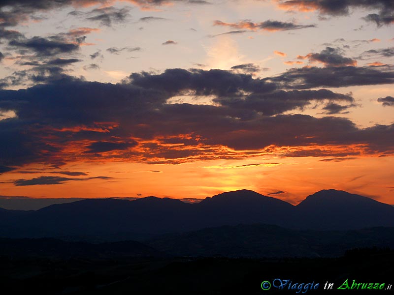 12-P1040334+.jpg - 12-P1040334+.jpg - I "Monti Gemelli" visti dalla Riserva Naturale dei Calanchi.