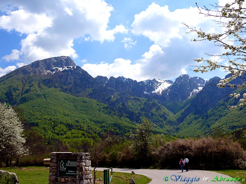 01-P1020746+.jpg - 01-P1020746+.jpg - Lo spettacolare anfiteatro naturale dei monti della Camosciara.