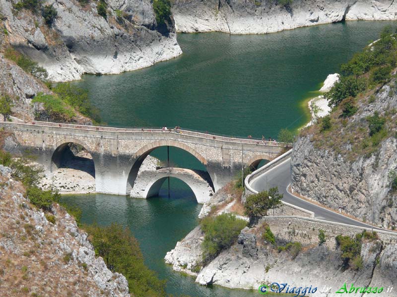 10-P1060764+.jpg - 10-P1060764+.jpg - Il ponte sul fiume Sagittario attraverso il quale si accede all'eremo e al lago di S. Domenico.