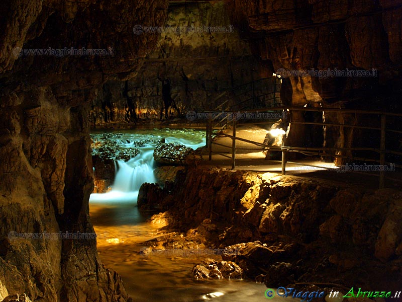 03-P6206242+.jpg - 03-P6206242+.jpg - Le celebri grotte situate nel territorio di S. Demetrio nè Vestini possono essere sicuramente annoverate tra i fenomeni naturali più belli e spettacolari del nostro Paese. All'interno delle Grotte di Stiffe, infatti, torna alla luce e scorre un fiume sotterraneo, la cui portata d'acqua varia a seconda delle stagioni.  Il fiume è alimentato, tramite un inghiottitoio situato a 1.350 m. di altitudine e a diversi chilometri di distanza, dalle acque provenienti dall'altopiano delle Rocche. Il fascino misterioso dell'ambiente, le gigantesche e scenografiche caverne dove lo stillicidio ha dato origine a numerose stalattiti e stalagmiti, lo scroscio delle acque che scorrono tra enormi massi e di tanto in tanto scompaiono per ricomparire più a valle, i suggestivi laghetti e il rumore fragoroso delle cascate, che raggiungono anche diverse decine di metri di altezza,  rendono questo luogo una autentica meraviglia della natura.