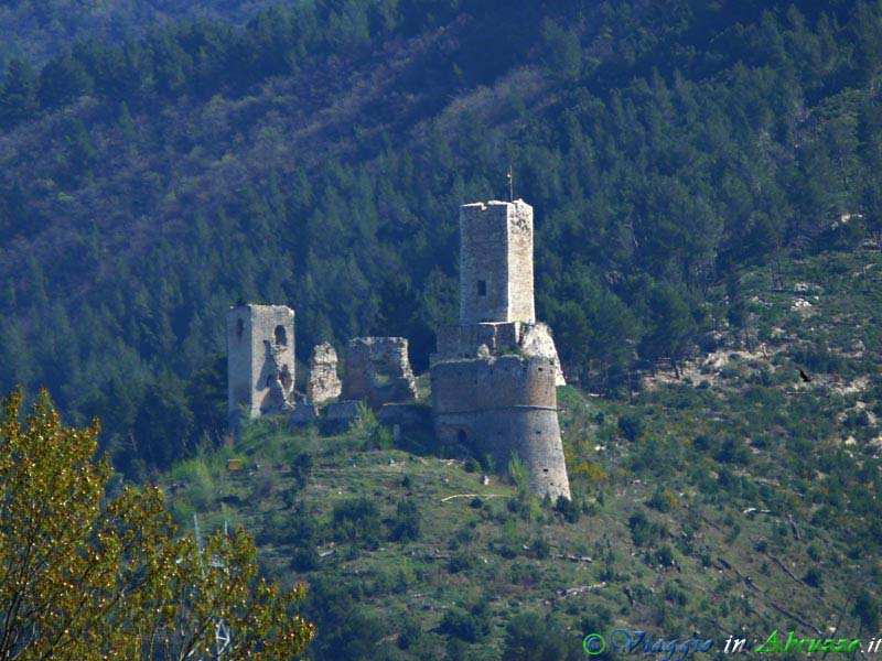 12-P1010695+.jpg - 12-P1010695+.jpg - Il castello medievale (X sec.) di Popoli, vicinissimo alla Riserva.