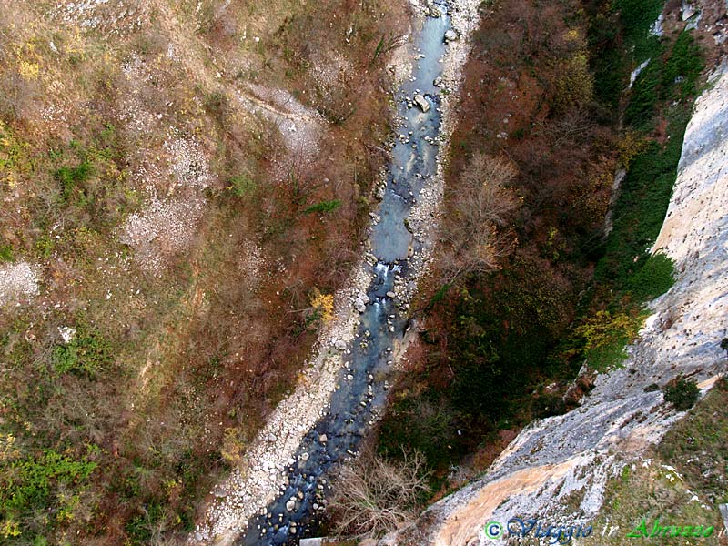 07-PC104578+.jpg - 07-PC104578+.jpg - Il profondo canyon nel quale scorre il fiume Orta.