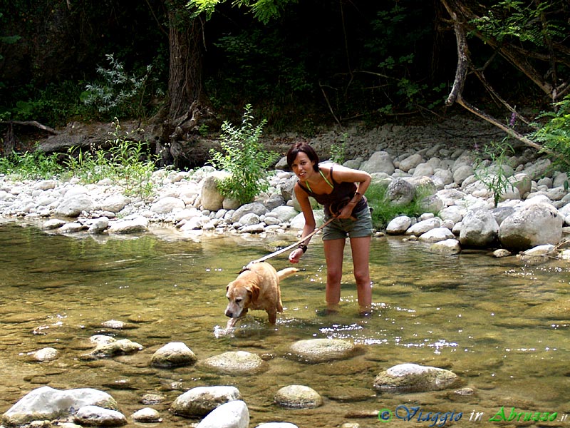 09-P8097026+.jpg - 09-P8097026+.jpg - Alessia regge al guinzaglio Pippo che vorrebbe... giocare con i pesciolini del fiume.
