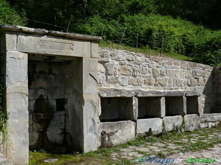 01-P1040645+.jpg - 01-P1040645+.jpg - Vecchia fonte vicino Cesacastina: a sinistra la fontanella, al centro gli abbeveratoi per gli animali, a destra il lavatoio.