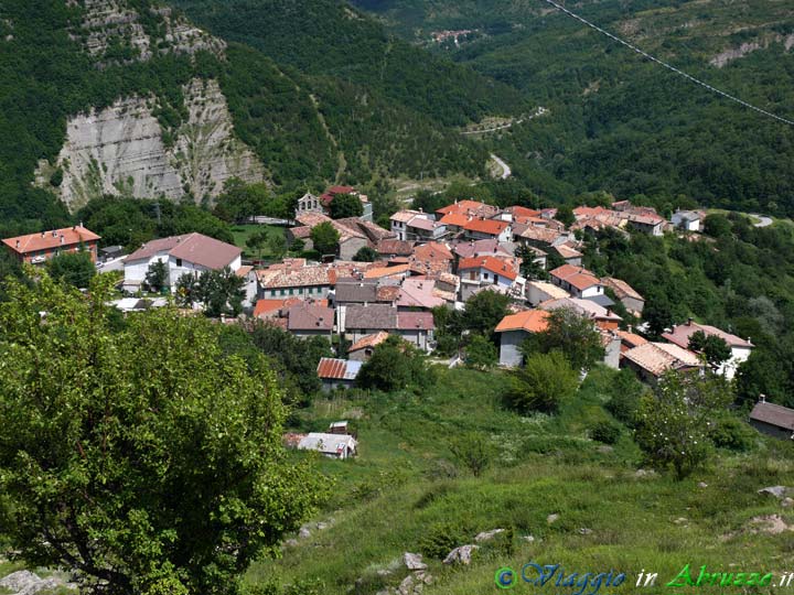 30-P1040785+.jpg - 30-P1040785+.jpg - Cesacastina, frazione di Crognaleto. La stupenda "Valle delle 100 Cascate" si trova a monte del piccolo borgo.