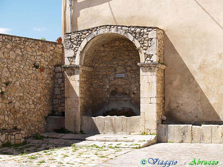 15-P6206191+.jpg - 5-P6206191+.jpg - L'antica fontana nel centro storico del borgo.