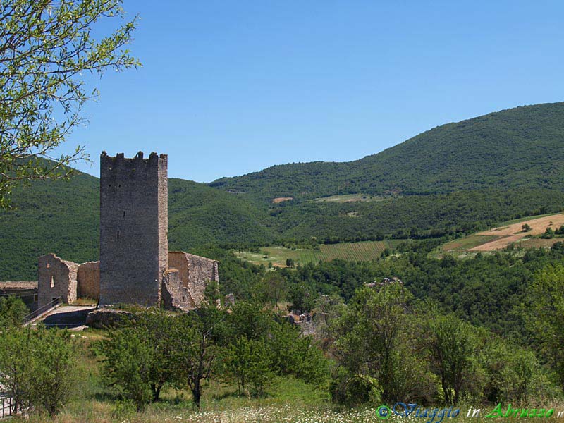 20-P6206094+.jpg - 20-P6206094+.jpg - I ruderi del borgo medievale fortificato di Beffi, frazione di Acciano.