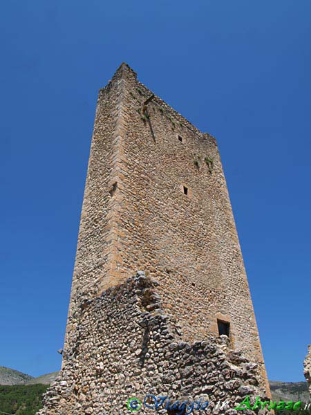 21-P6206110+.jpg - 21-P6206110+.jpg - La torre pentagonale (XII sec.) del castello di Beffi.