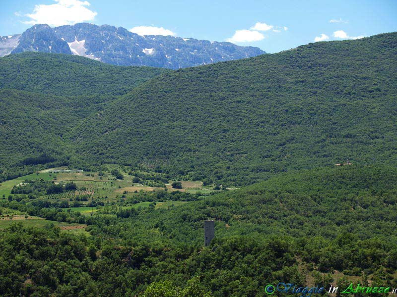 23-P6206089+.jpg - 23-P6206089+.jpg - Beffi: la torre cilindrica in pietra di origine medievale di Goriano Valli, frazione di Tione degli Abruzzi, che si erge sul versante opposto del fiume Aterno.