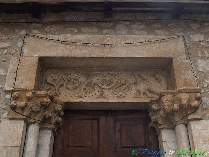12-P5305290+.jpg - 12-P5305290+.jpg - Particolare del portale dell'antica chiesa di S. Maria di Capo di Serra (1320).