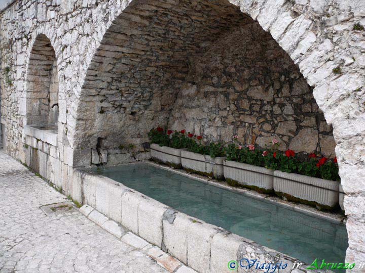 11-P1020872+.jpg - 11-P1020872+.jpg - Una suggestiva antica fontana di Barrea.