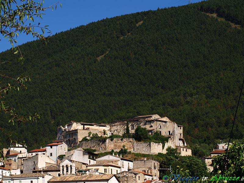 03-P7256965+.jpg - 03-P7256965+.jpg - Panorama del borgo, dominato dall'antico 'Castello ducale' (XII sec.)