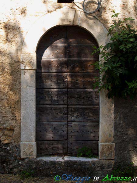 07-P7017246+.jpg - 07-P7017246+.jpg - Il bel portale in pietra di una vecchia casa nella frazione Torre.