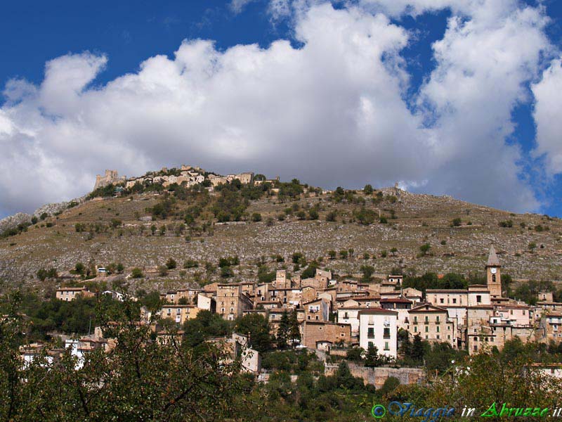 01-P8279897+.jpg - 01-P8279897+.jpg - Panorama del borgo di Calascio, dominato dalla frazione semiabbandonata di Rocca Calascio, sulla cui sommità si erge il maestoso castello.