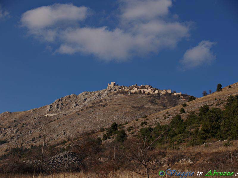 26-PB254416+.jpg - 26-PB254416+.jpg - Il borgo semiabbandonato di Rocca Calascio, dominato dalla possente mole dell'omonimo castello.