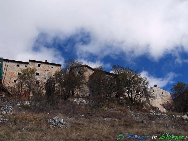 27-PB254158+.jpg - 27-PB254158+.jpg - Il borgo semiabbandonato di Rocca Calascio, frazione di Calascio.