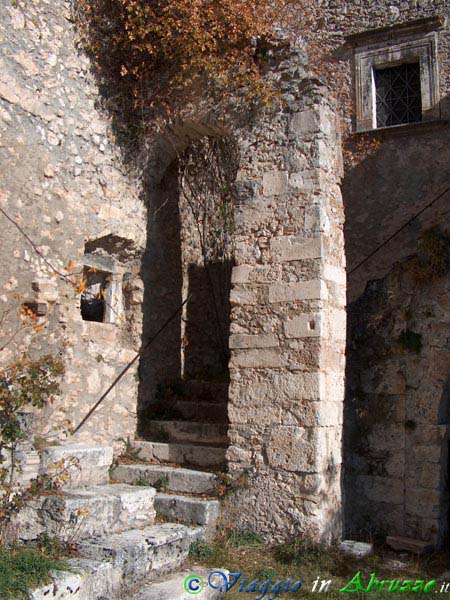 33-HPIM5460+.jpg - 33-HPIM5460+.jpg - Il borgo semiabbandonato di Rocca Calascio.
