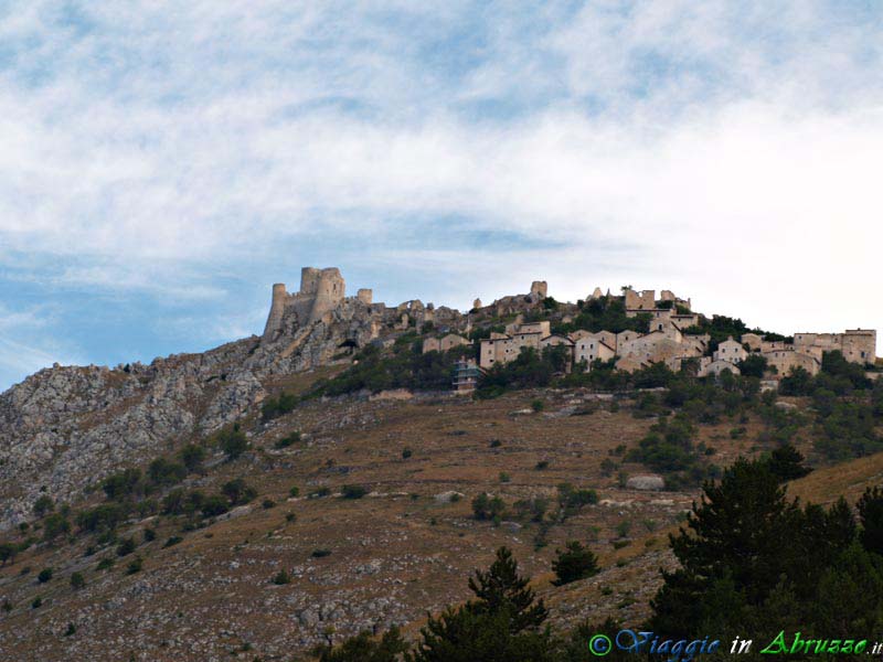 36-P7047653+.jpg - 36-P7047653+.jpg - Il borgo semiabbandonato di Rocca Calascio, dominato dalla imponente mole del celeberrimo castello.