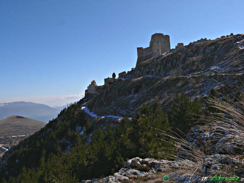 38-P1110573+.jpg - 38-P1110573+.jpg - Una suggestiva immagine del castello di Rocca Calascio (XIII sec.). La fortezza, situata ad una altitudine di 1.512 m. s.l.m., risulta essere uno dei manieri più elevati d'Europa. Dal castello si gode un panorama davvero mozzafiato, che spazia dall'altopiano di Campo Imperatore (il "Piccolo Tibet") alla sottostante, immensa Piana di Navelli, famosa per la produzione del miglior zafferano del mondo.