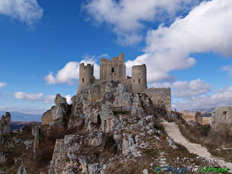 41-PB254212+.jpg - 41-PB254212+.jpg - Il maestoso, stupendo castello di Rocca Calascio (XIII sec.), situato a 1.512 m. di altitudine, è uno dei più elevati d'Europa ed è uno dei principali simboli della meravigliosa terra d'Abruzzo.