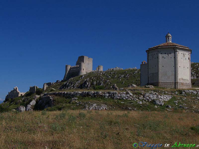 48-P7096407+.jpg - 48-P7096407+.jpg - La chiesa di S. Maria della Pietà (XVI sec.) e il castello  di Rocca Calascio (XIII sec.).