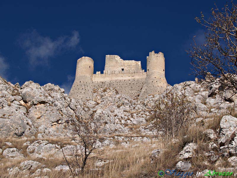 53-PB254255+.jpg - 53-PB254255+.jpg - L'inaccesibile parete sulla quale sorge il castello di Rocca Calascio (XIII sec., 1.512 m. s.l.m.).