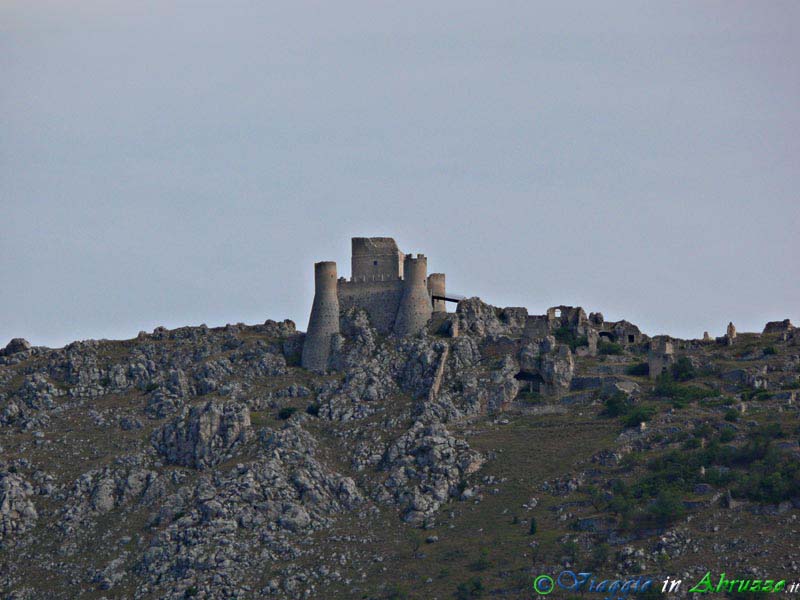 55-P1050113+.jpg - 55-P1050113+.jpg - Il suggestivo castello di Rocca Calascio (XIII sec., 1.512 m. s.l.m.).