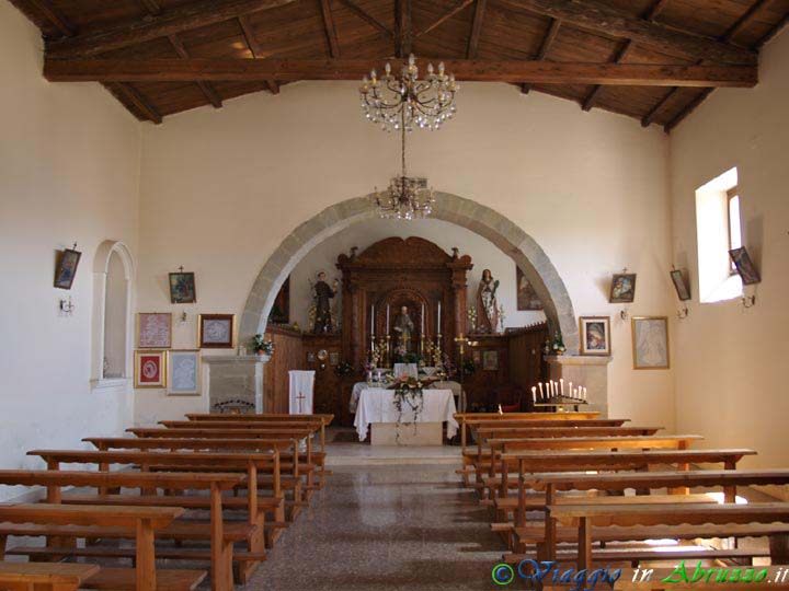 04-P9030436+.jpg - 04-P9030436+.jpg - L'interno della chiesa di S. Antonio.