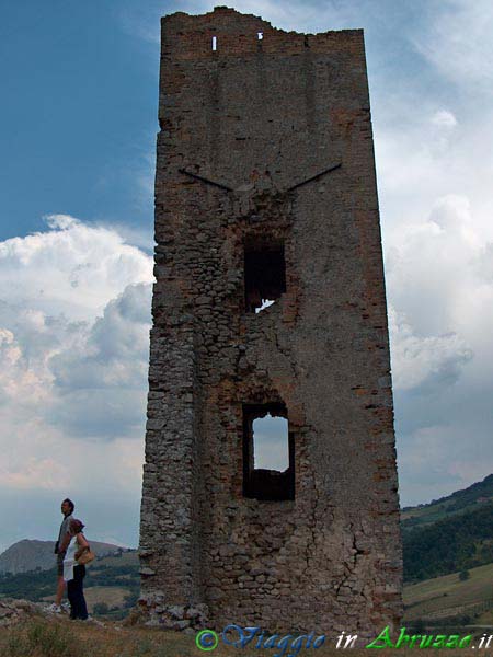 25-HPIM4497+.jpg - 25-HPIM4497+.jpg - La Torre fortificata di avvistamento nell'Oasi WWF di Forca di Penne (XV sec.).