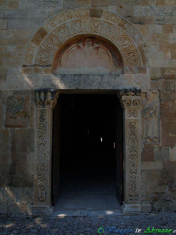39-P8197650+.jpg - 39-P8197650+.jpg - Il portale della chiesa di S. Pietro ad Oratorium (VIII-IX sec.).