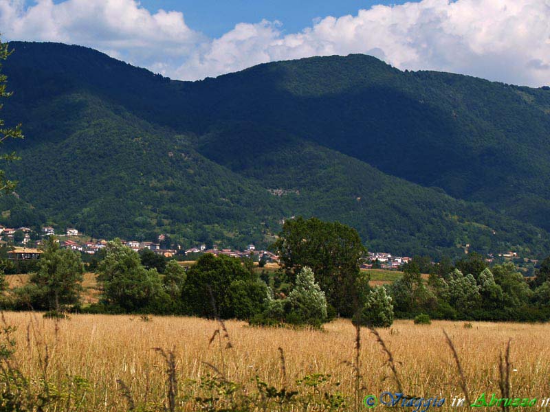 01-P7017470+.jpg - 01-P7017470+.jpg - Panorama del borgo e dei monti che lo sovrastano.