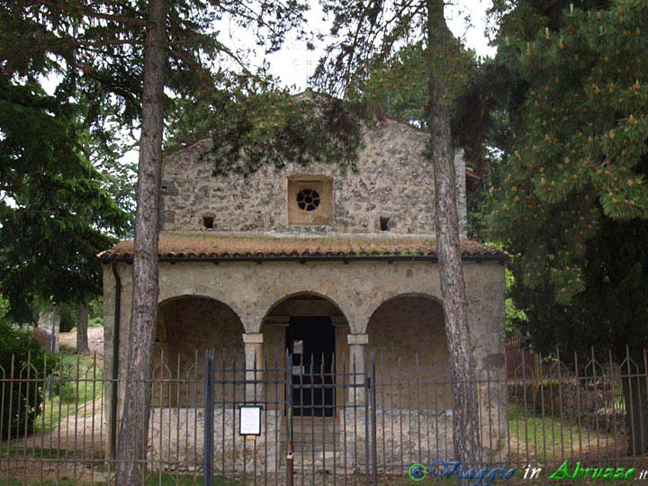 08-P5305568+.jpg - 08-P5305568+  L'antichissimo oratorio di S. Pellegrino - fondato da Carlo Magno - nella città d'arte di Bominaco, frazione di  Caporciano.