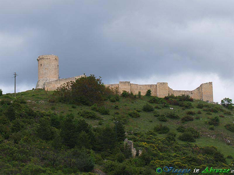 09-P5305559+.jpg - 09-P5305559+  Frazione di Bominaco, città d'arte: il castello medievale (XII sec.).