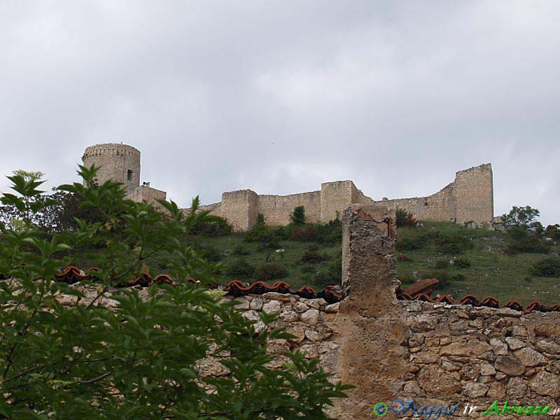 10-P5305586+.jpg - 10-P5305586+  Frazione di Bominaco, città d'arte: il castello medievale (XII sec.).