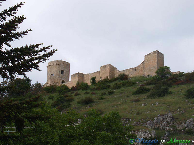11-P5305590+.jpg - 11-P5305590+  Frazione di Bominaco, città d'arte: il castello medievale (XII sec.).