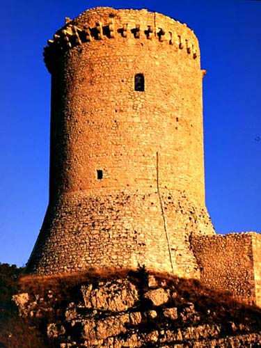 13-castello_bominaco_023+.jpg - 13-castello_bominaco_023+  La torre del castello di Bominaco (XII sec.). Foto gentilmente fornita dal Comune di Caporciano.