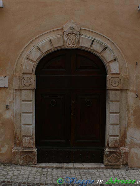 15-P1180227+.jpg - Frazione di Bominaco, città d'arte: il portale di Casa Agrippa (Sec. XV-XVII).