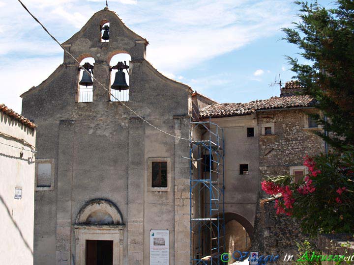 17_P7047982+.jpg - 17_P7047982+  La chiesa parrocchiale di S. Maria e S. Vittorino (XIV sec.).