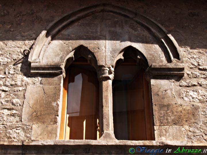 12_P8059585+.jpg - 12_P8059585+.jpg - Una splendida bifora medievale adorna la facciata di un antico palazzo del centro storico.