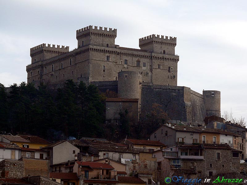 02.1_P1100672+.jpg - 02.1_P1100672+.jpg - Il possente castello Piccolomini, posto sulla sommità del paese.