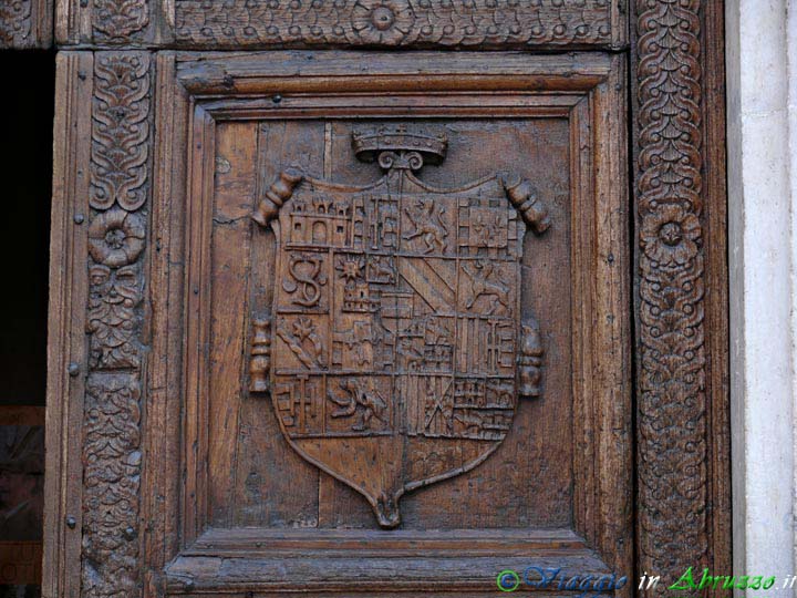 12_P1100647+.jpg - 12_P1100647+.jpg - Particolare del portale della chiesa di S. Giovanni Battista.