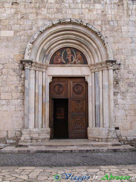 15_PC070405+.jpg - 15_PC070405+.jpg - Il portale della chiesa di S. Giovanni Battista.