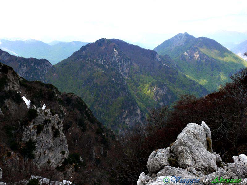 17_P1020841+.jpg - 17_P1020841+.jpg - "La Camosciara", una delle aree protette più celebri del Parco Nazionale d'Abruzzo, vista dalla Val di Rose.