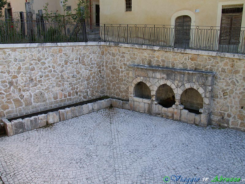 06-P7256639+.jpg - 06-P7256639+.jpg - La fontana medievale.