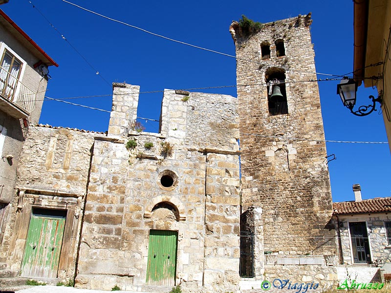 10-P7256681+.jpg - 10-P7256681+.jpg - Rione S. Nicola: l'antica chiesa di S. Nicola di Bari (XIV sec.), crollata in seguito al sisma del 1915, e la torre medievale (XII sec.), oggi adibita a torre dell'orologio.