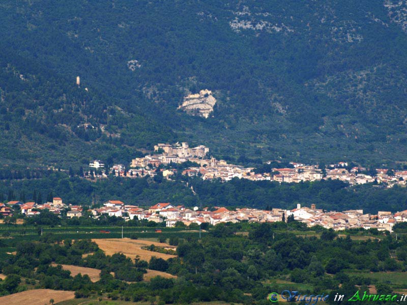 01_P6106706+.jpg - 01_P6106706+.jpg - Panorama di Corfinio. Alle sue spalle il borgo di Vittorito.