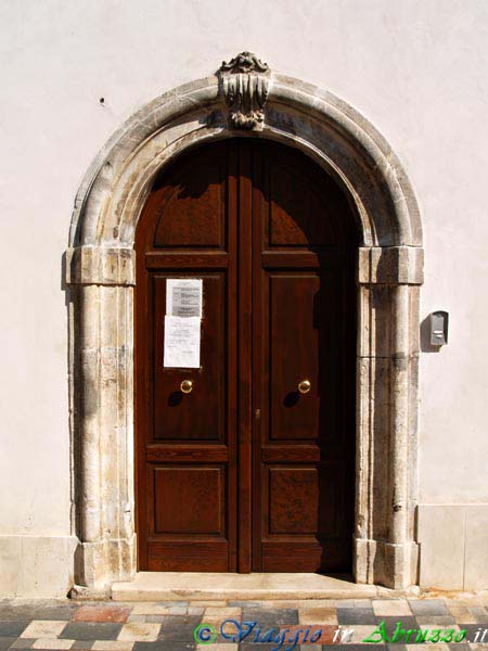 10_P5206571+.jpg - 10_P5206571+.jpg - L'elegante portale del Palazzo Municipale.