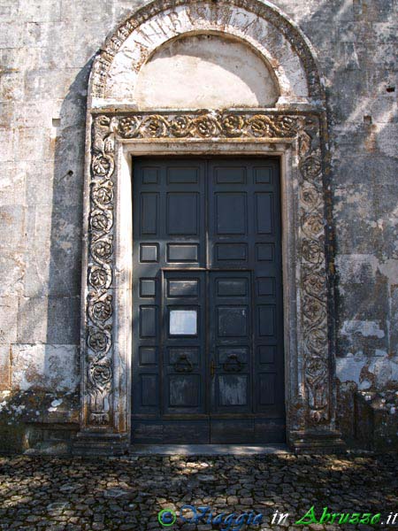 20_P5206540+.jpg - 20_P5206540+.jpg - Il portale della Basilica di S. Pelino (XI-XII sec.).