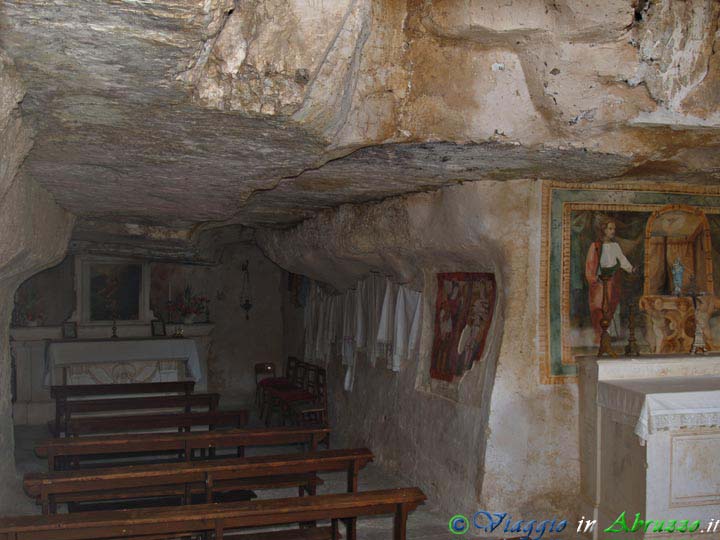 13_P5114476+.jpg - 13_P5114476+.jpg - Frazione Ripa di Fagnano Alto: la piccola chiesa rupestre di S. Rocco.