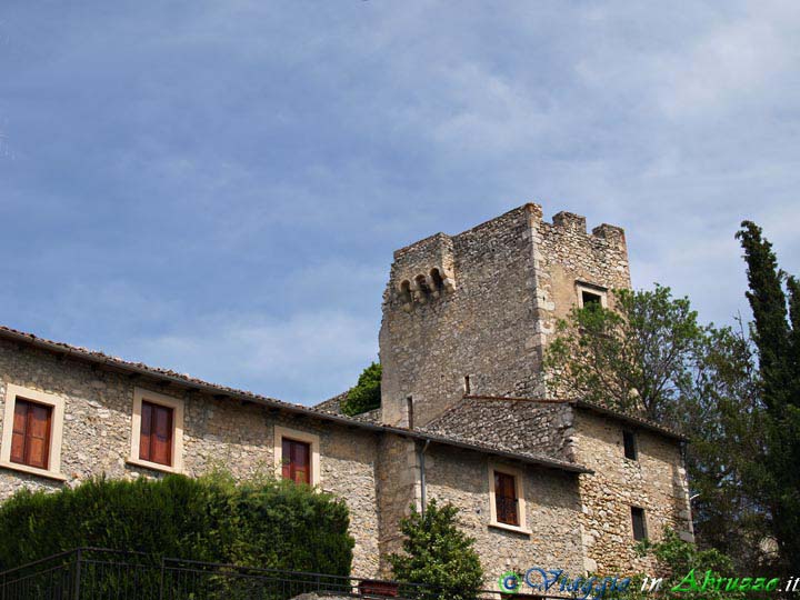 23_P5255201+.jpg - 23_P5255201+.jpg - Il castello medievale nell'antico borgo fortificato di Castello, frazione di Fagnano Alto.